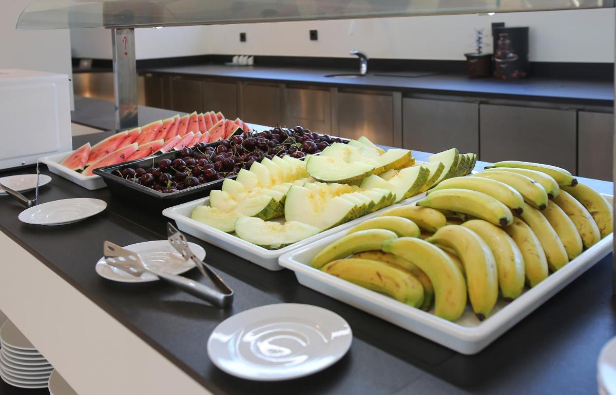 Comida en o cerca de este hotel