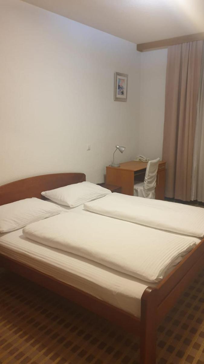 Hotel Knez - Housity