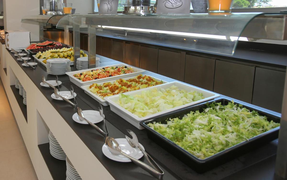 Comida en o cerca de este hotel