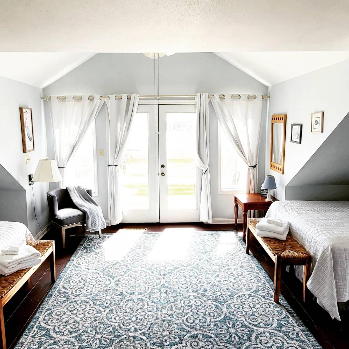 The Bonney Grey Guesthouse - Historic Charm Meets Modern Comfort in the Heart of Downtown Grafton - Housity