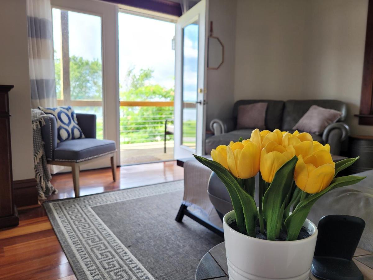 The Bonney Grey Guesthouse - Historic Charm Meets Modern Comfort in the Heart of Downtown Grafton - Housity