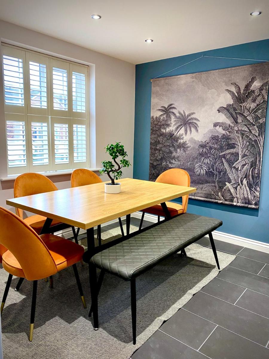 The Gallery - Vibrant, 4-bed Townhouse by The Hepworth - Housity