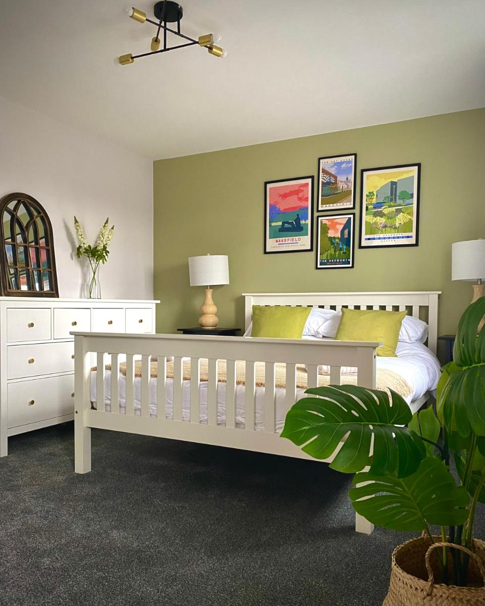 The Gallery - Vibrant, 4-bed Townhouse by The Hepworth - Housity