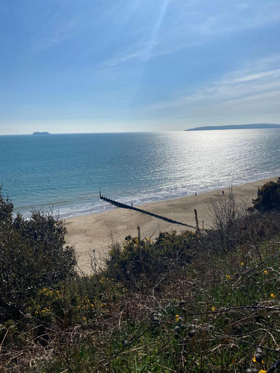 Coastal Breeze - Beautiful two bedroom apartment with free parking near local beaches - Housity