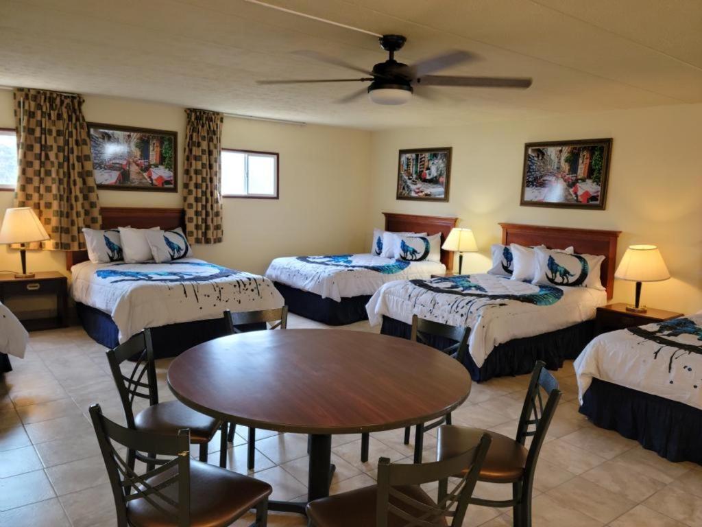 Wolf Inn Hotel - Housity