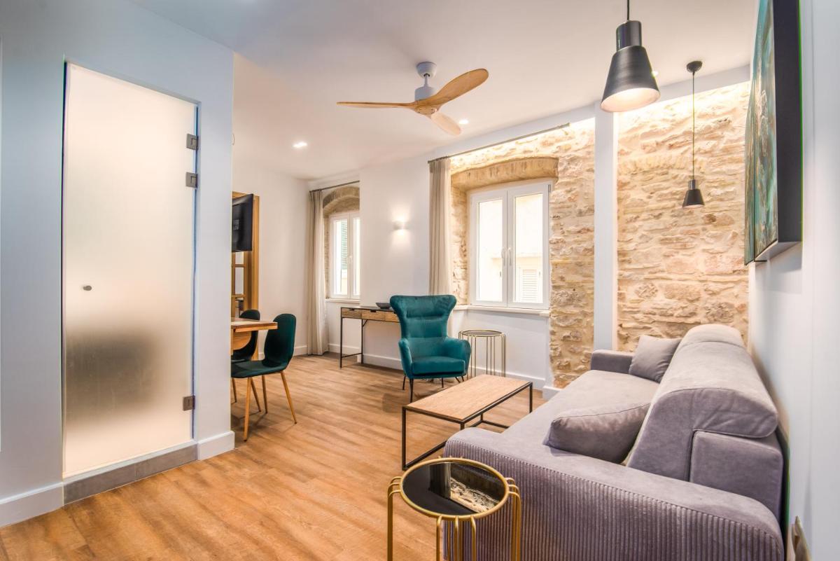 Curcumelli Luxury Suites - Pinia - Housity