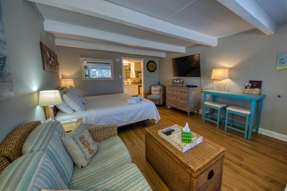 Waterway View Studio 2 w/ Pool, 1 mile to Wrightsville Beach - Housity