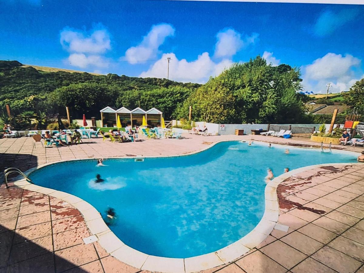 Mawgan Pads Newquay Bay - Housity