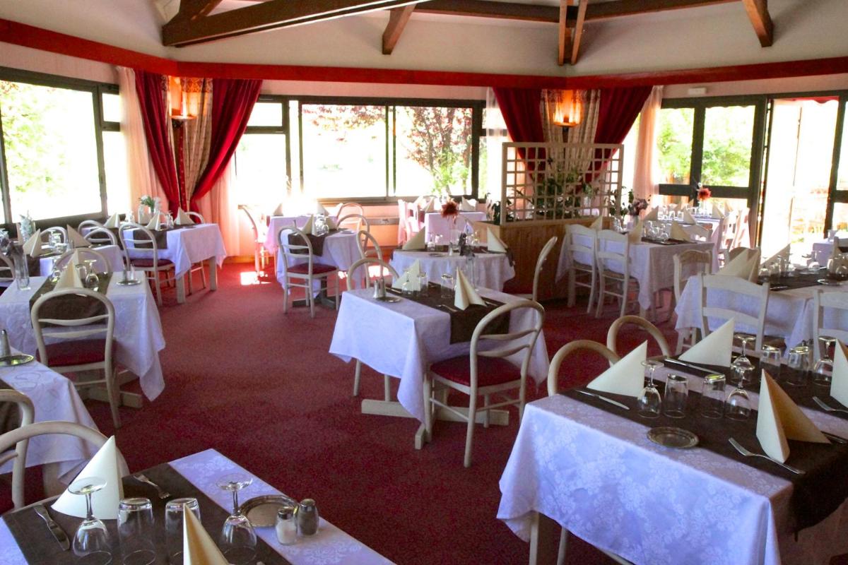 Restaurant ou autre lieu de restauration dans l'établissement Hôtel Espace Montclar