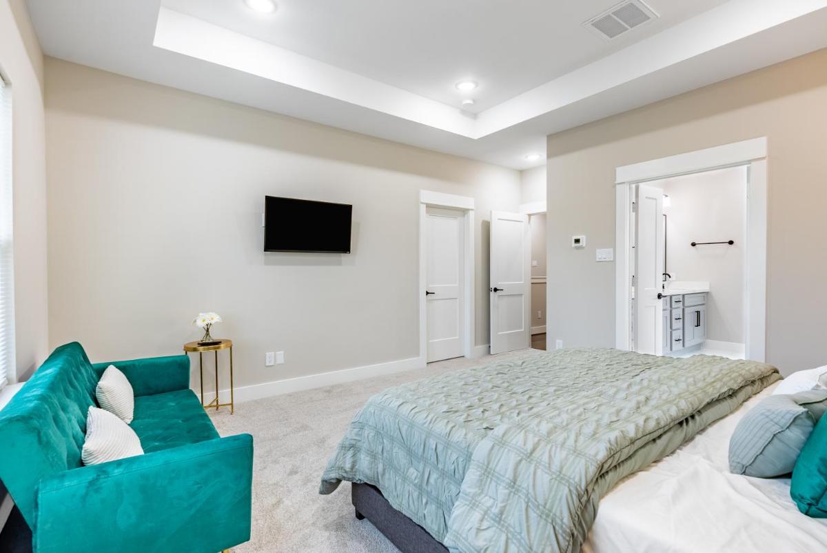 3 Bedroom and 3 bath We have power and internet - Housity