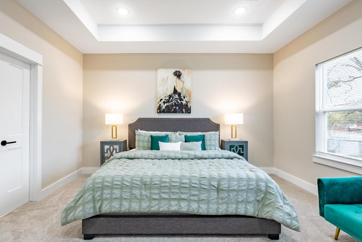 3 Bedroom and 3 bath We have power and internet - Housity