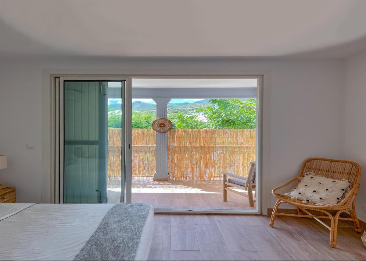 Fully renovated large and dual-aspect apartment with ocean view, 2 bedrooms, 2 bathrooms, 2 terraces - Housity