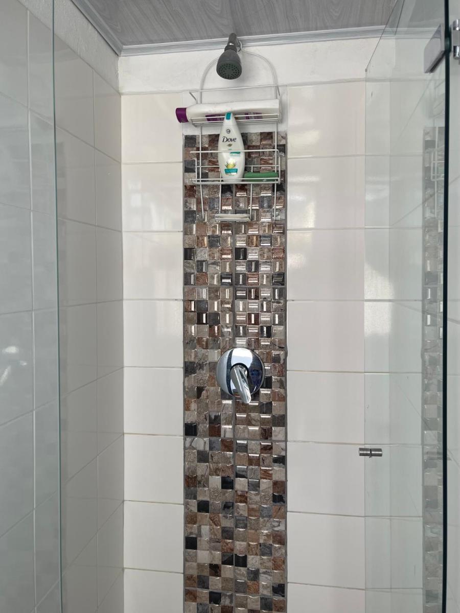 Habitación privada en casa de familia cerca del CC VIVA Envigado - Housity