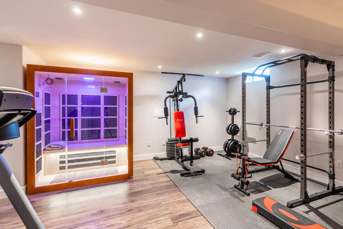 Luxury 3BR 2BA Townhome with Private HOT TUB, Gym, BBQ by GLOBALSTAY - Housity