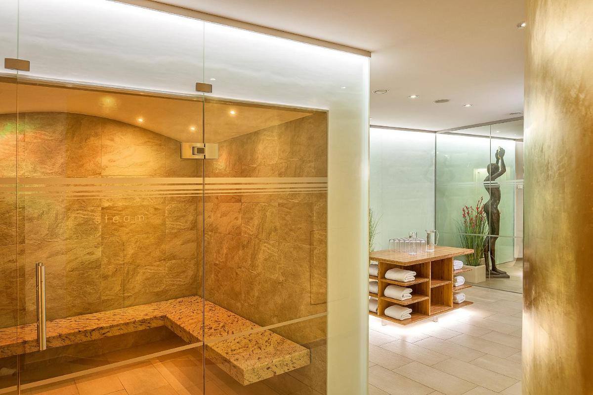ein Badezimmer mit Dusche mit Glastür in der Unterkunft ROEWERS Privathotel & Spa in Ostseebad Sellin + 81 Fotos