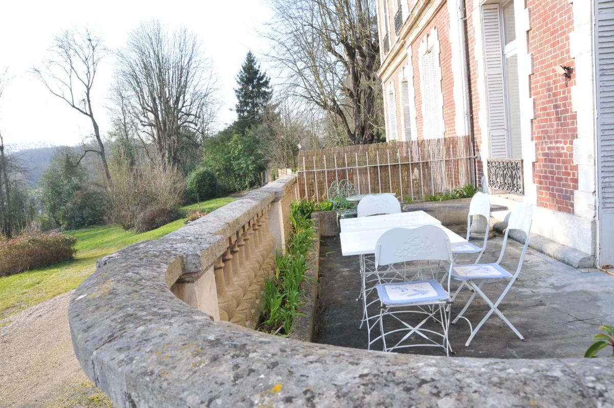 LA TERRASSE DU CHATEAU DES GENETS - GITE 2 ou 4 Personnes - Housity
