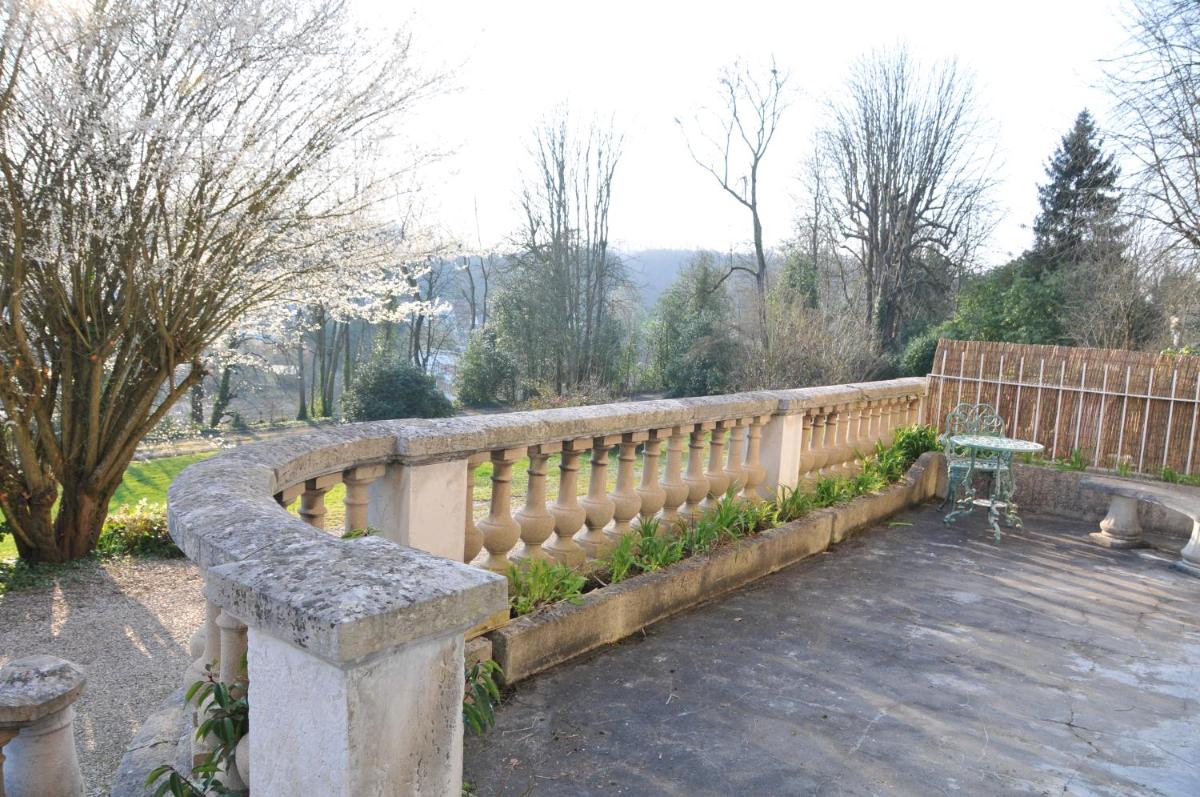 LA TERRASSE DU CHATEAU DES GENETS - GITE 2 ou 4 Personnes - Housity