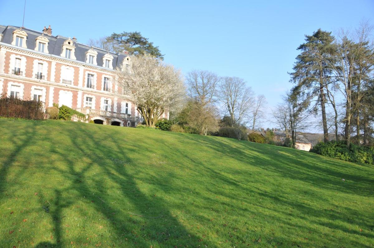 LA TERRASSE DU CHATEAU DES GENETS - GITE 2 ou 4 Personnes - Housity