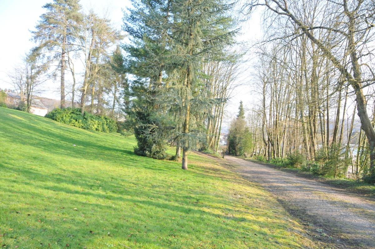 LA TERRASSE DU CHATEAU DES GENETS - GITE 2 ou 4 Personnes - Housity