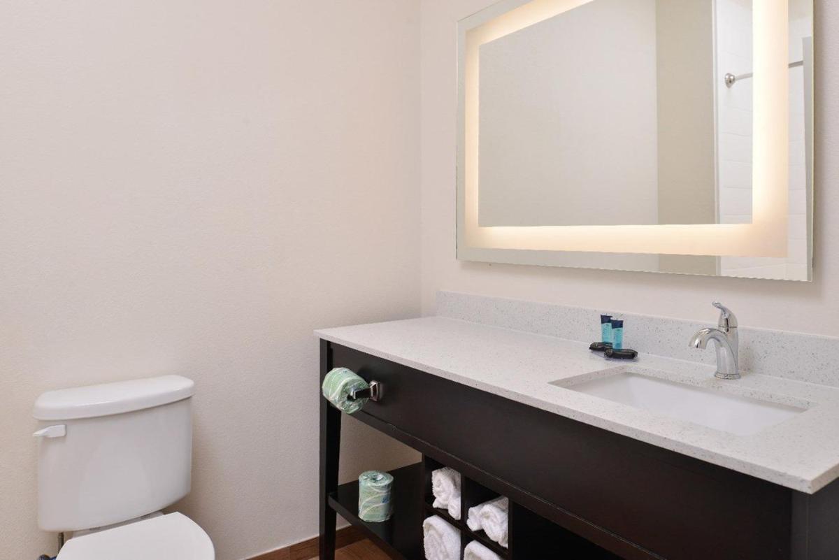 Americas Inn & Suites IAH North - Housity