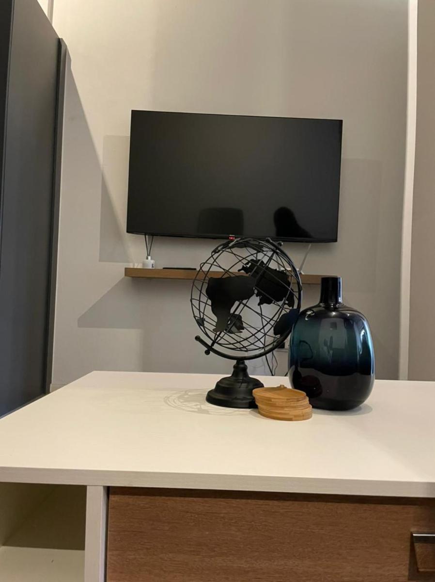 Black Brick Luxury Apartment - Housity