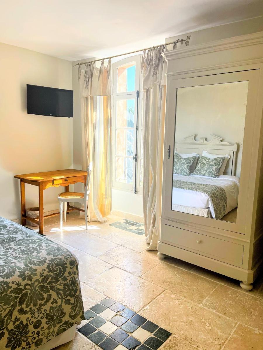 Un ou plusieurs lits dans un hébergement de l'établissement Hôtel Le Mas des Grès & Restaurant Sous les Platanes