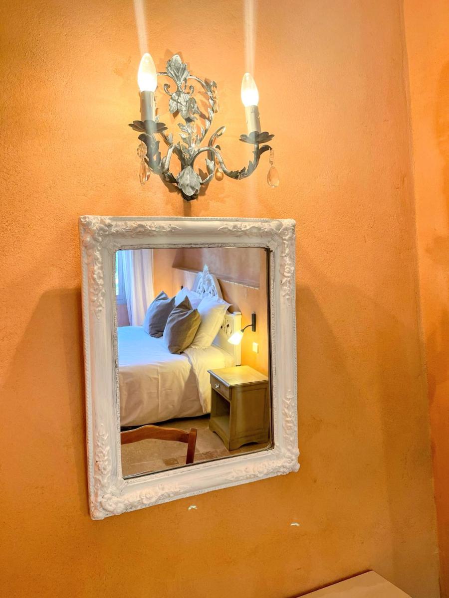 Un ou plusieurs lits dans un hébergement de l'établissement Hôtel Le Mas des Grès & Restaurant Sous les Platanes
