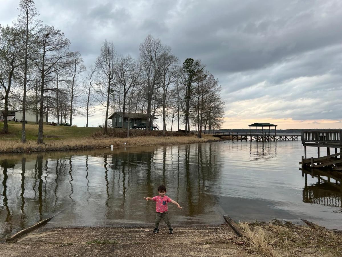 Driftwood Inn and Lodge by the lake - Housity