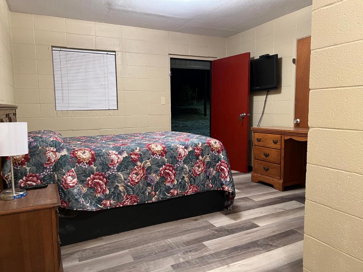 Driftwood Inn and Lodge by the lake - Housity