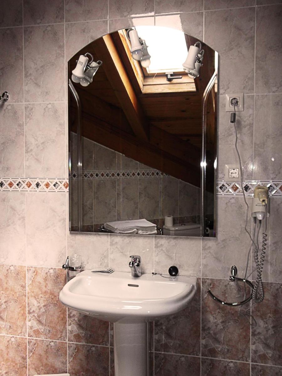Hostal Casa Lacreu - Housity