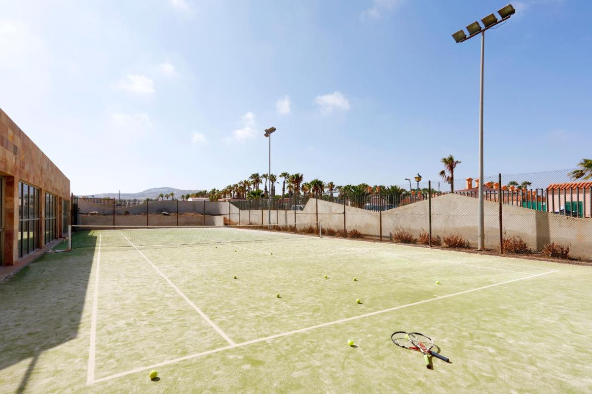 Instalaciones para jugar a tenis o squash en Eurostars Las Salinas o alrededores