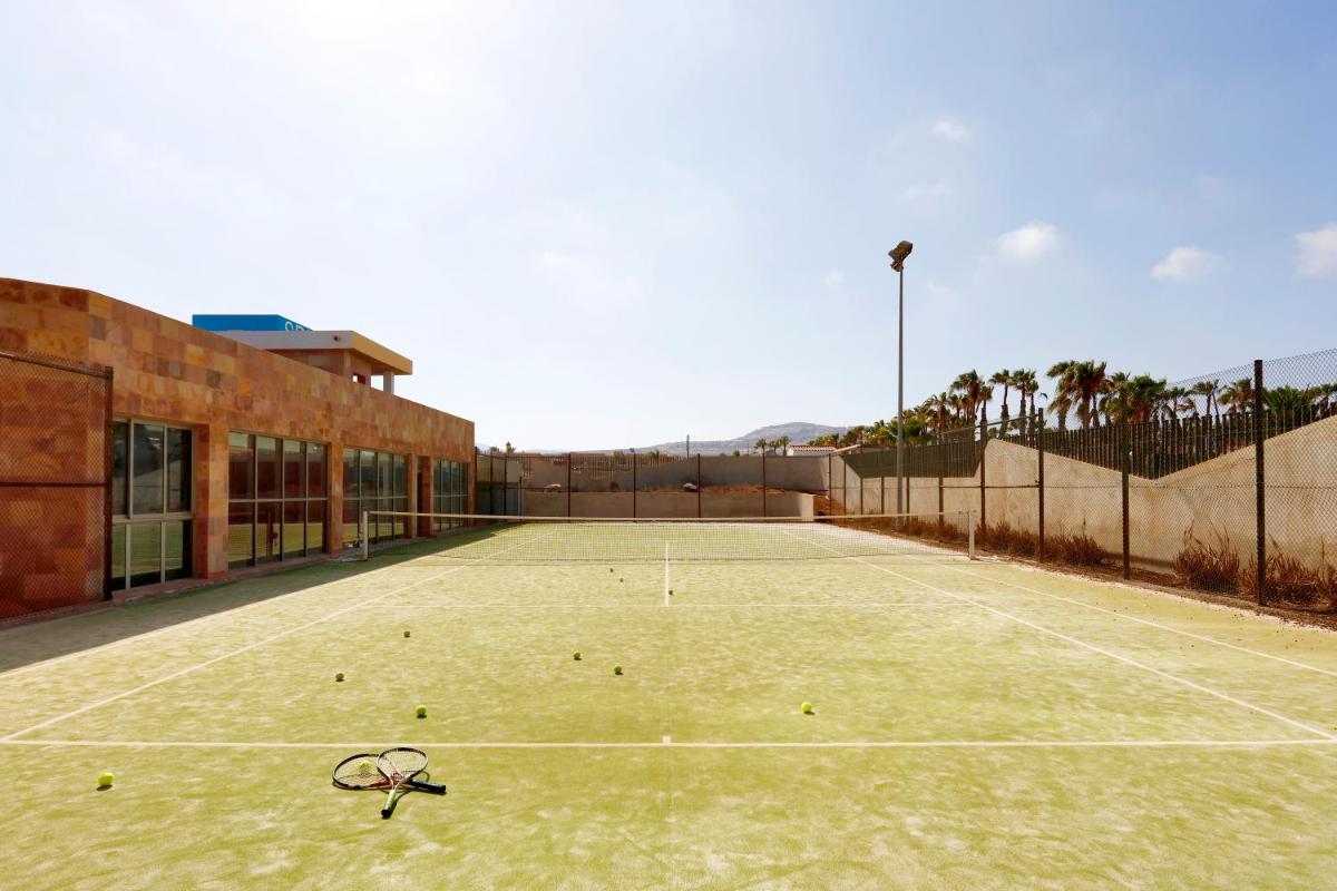 Instalaciones para jugar a tenis o squash en Eurostars Las Salinas o alrededores