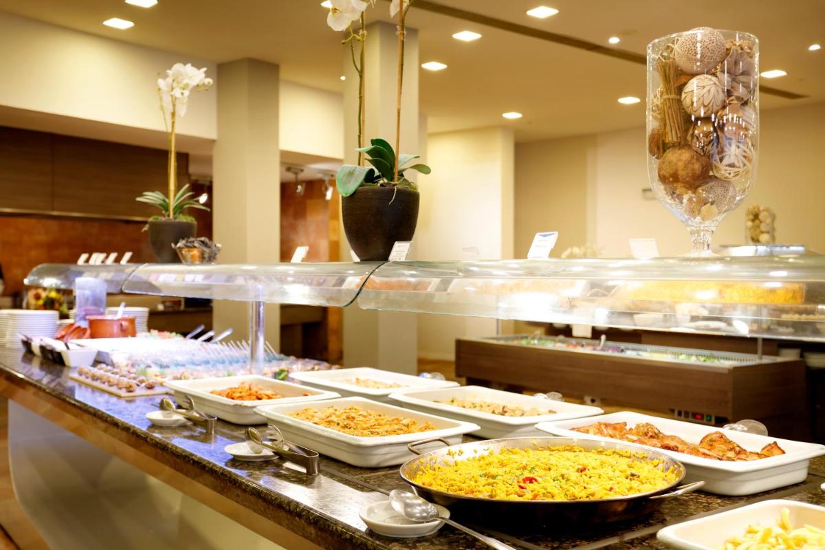 Comida en o cerca de este resort