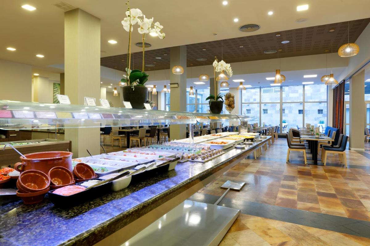Comida en o cerca de este resort