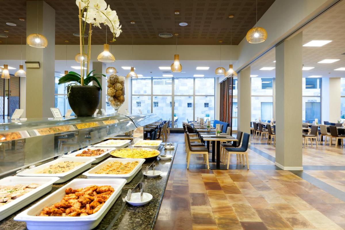 Comida en o cerca de este resort