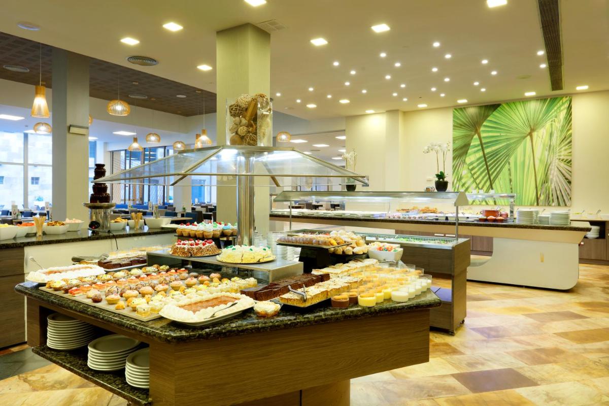 Comida en o cerca de este resort
