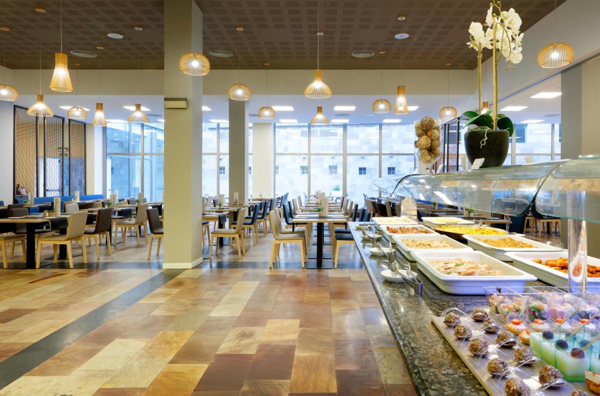 Comida en o cerca de este resort