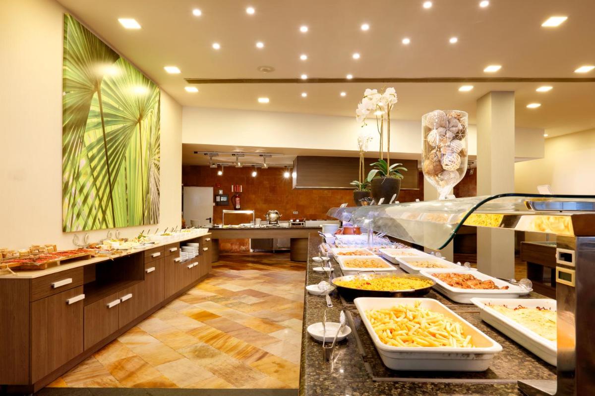 Comida en o cerca de este resort