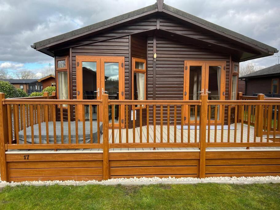 Mandarin Lodge with Hot Tub - Housity