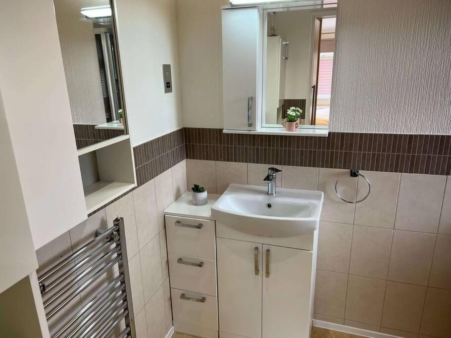 Mandarin Lodge with Hot Tub - Housity