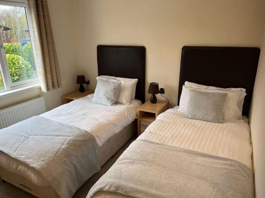 Mandarin Lodge with Hot Tub - Housity