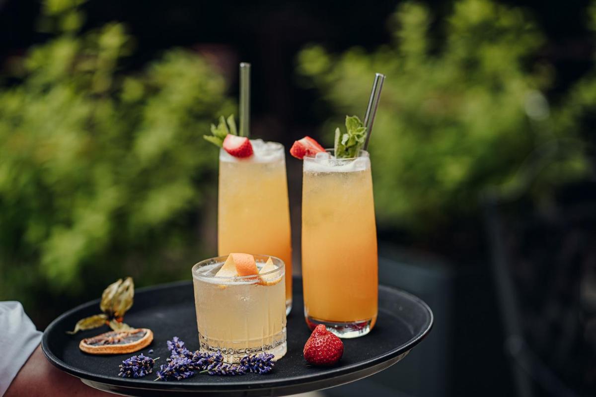 zwei Cocktails auf einem Teller mit Erdbeeren und Beeren in der Unterkunft Parkhotel Quellenhof Aachen in Aachen