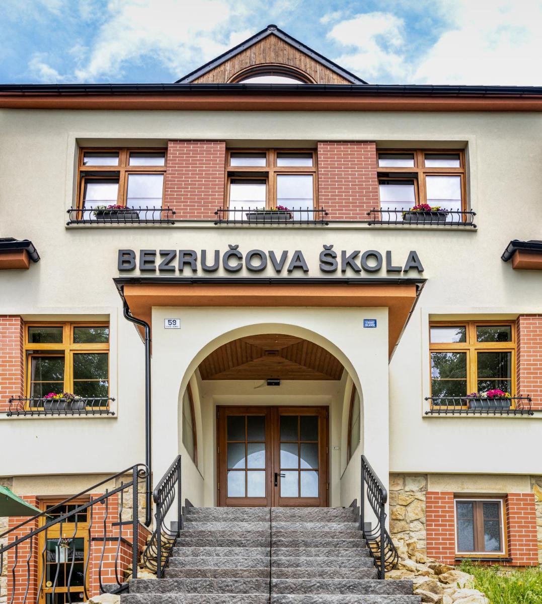 Bezručova škola - Housity