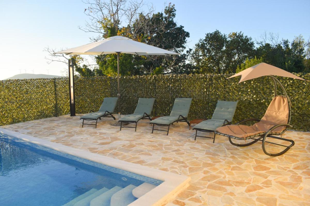 Vacation house with pool - Housity