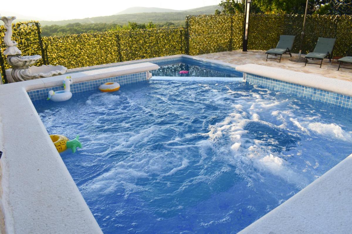 Vacation house with pool - Housity