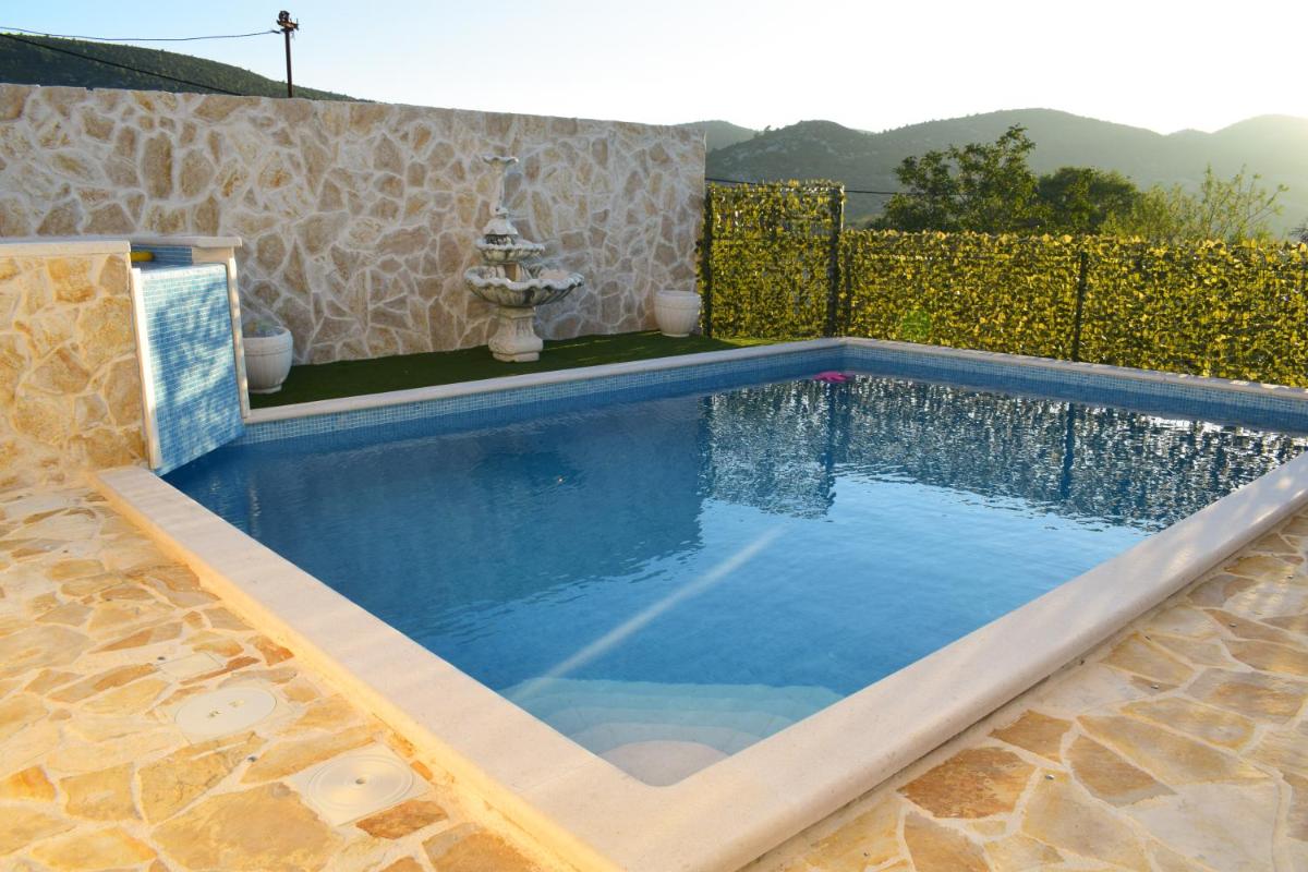 Vacation house with pool - Housity