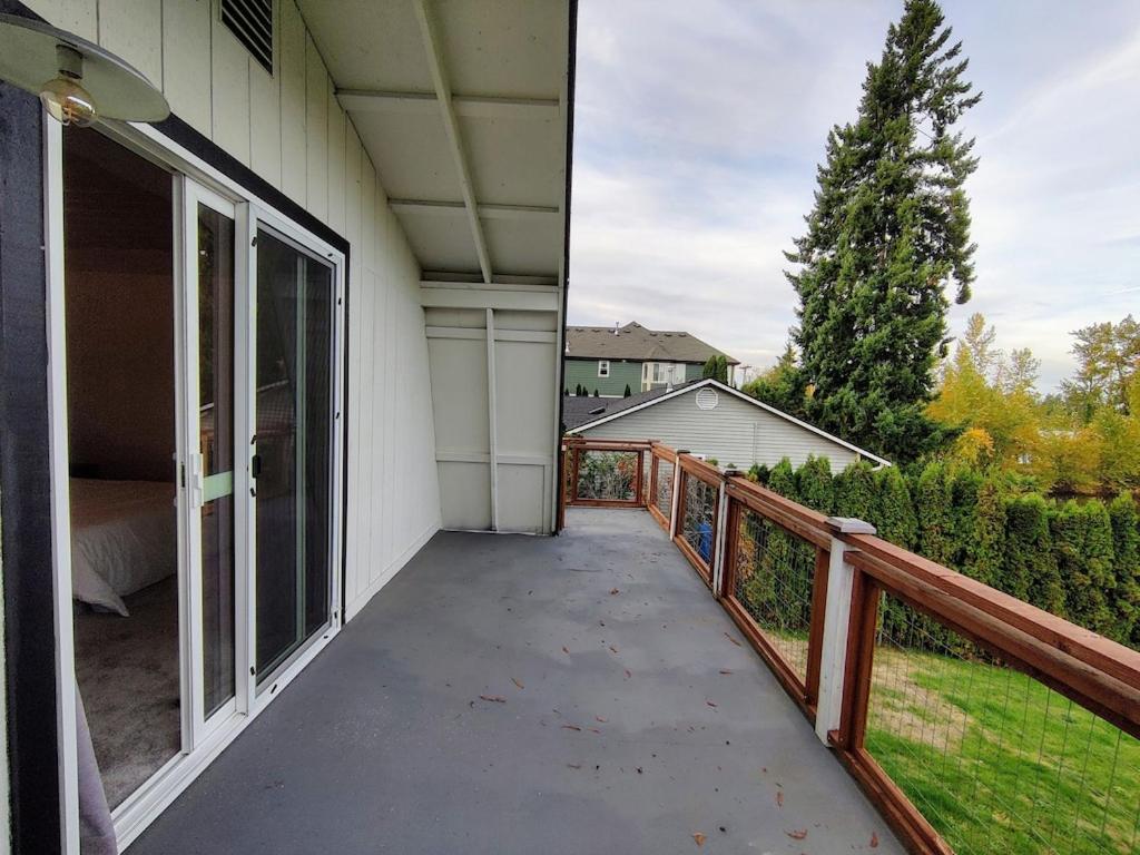 Lakefront Getaway Near Crystal Mountain & Rainier - Housity