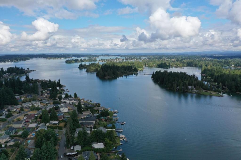 Lakefront Getaway Near Crystal Mountain & Rainier - Housity