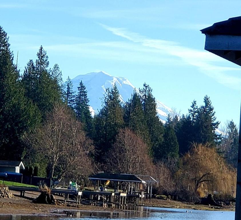 Lakefront Getaway Near Crystal Mountain & Rainier - Housity
