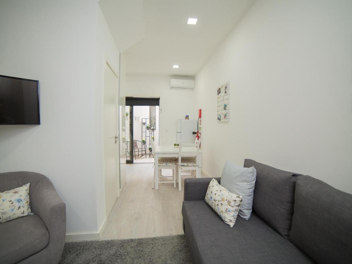 OPORTO GUEST Amparo Dollhouse - Housity